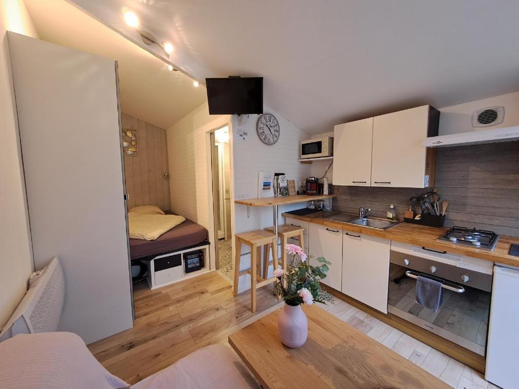 Joli studio au calme dans un jardin privatif Ouistreham Esterno foto