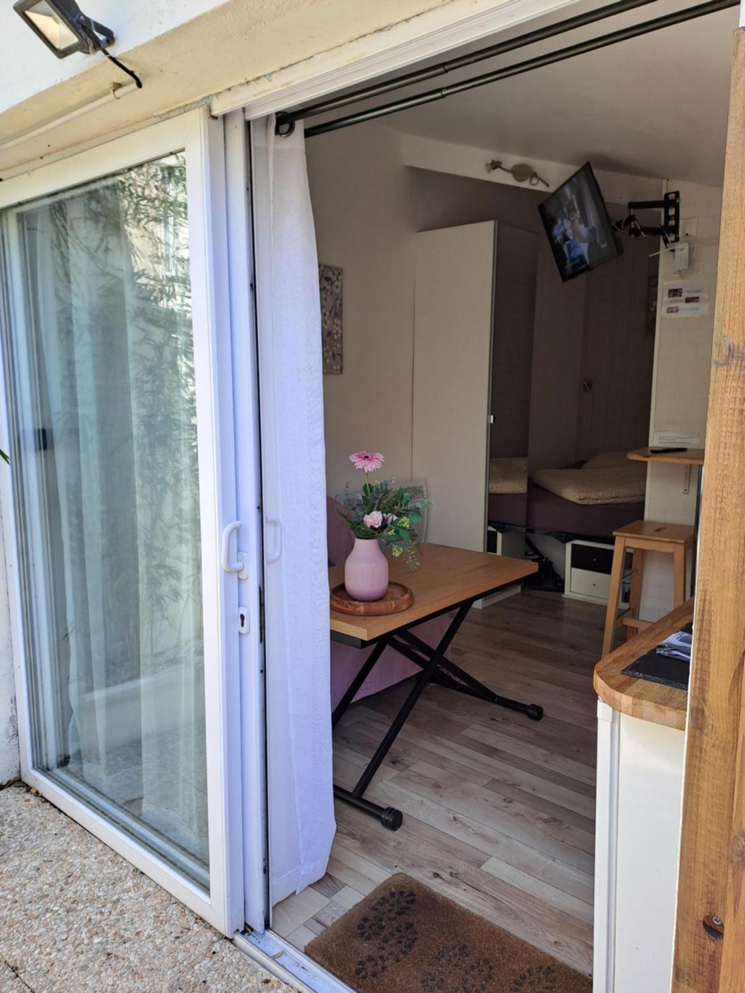 Joli studio au calme dans un jardin privatif Ouistreham Esterno foto